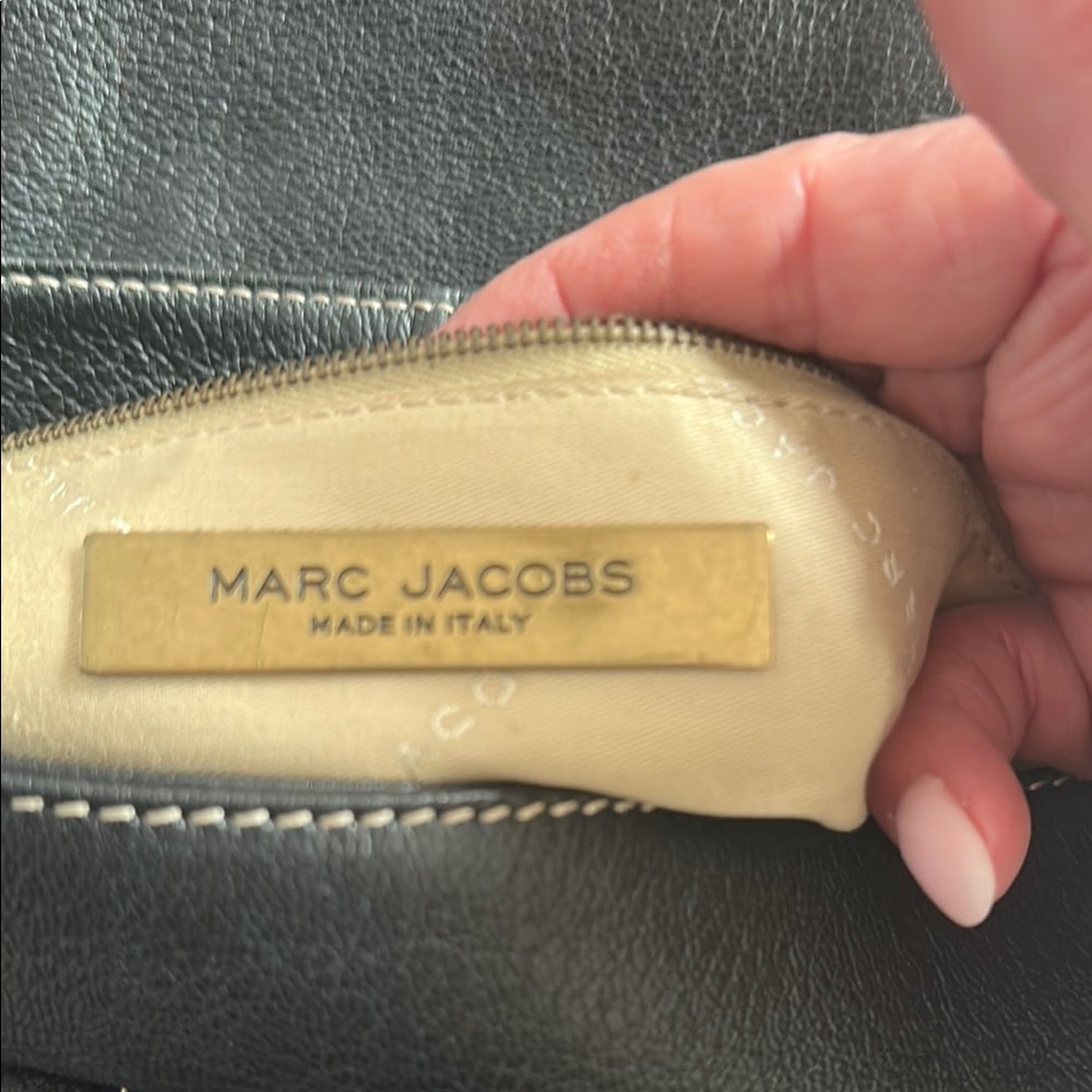 MARC JACOBS Elegant Black and Gold Leather Shoulder Bag - Picture 8 of 9